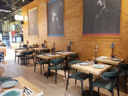 Photo table sur le côté salle centrale Restaurant Au Bateau